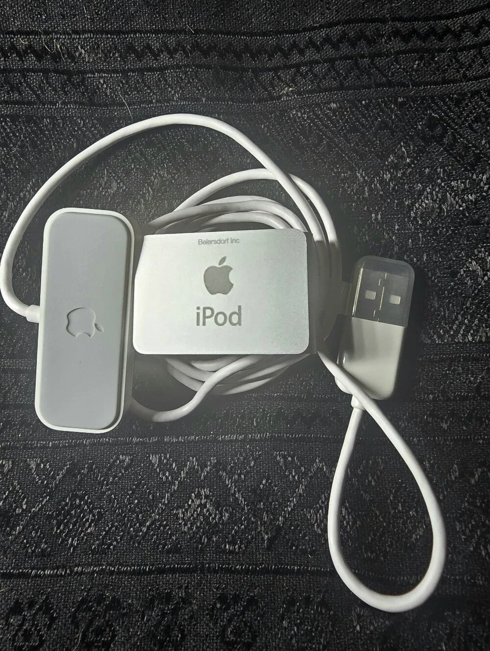 APPLE White Silver Portable I-POD SHUFFLE MP4 Player.